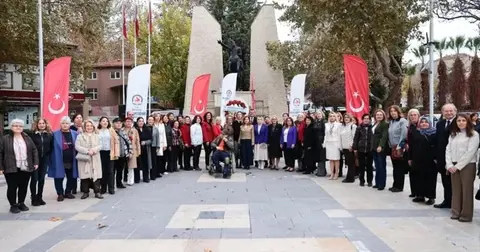 Denizli Kadın Hakları Günü Atatürk Anıtı'na Çelenk