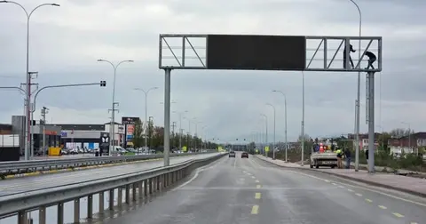 Sakarya'da sürücülere rehber olan dev ekran farklı noktaya alındı