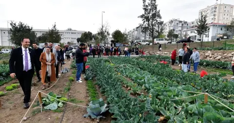 İzmir Bornova'da kent bostanlarında hasat coşkusu