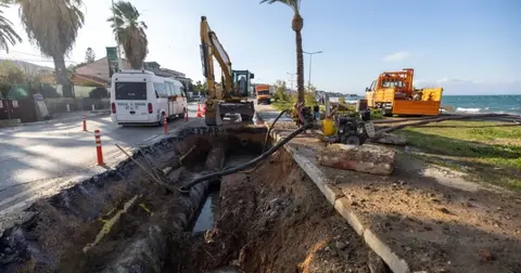 İzmir Mithatpaşa'da ana boru arızası için İZSU seferber oldu