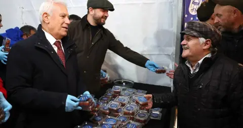 Bursa Büyükşehir Belediyesi Regaip Kandili'nde 21 camide tatlı ikram yaptı