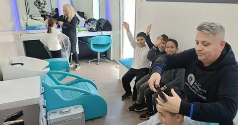 Antalya’da mobil kuaför tırı öğrencilere hizmette