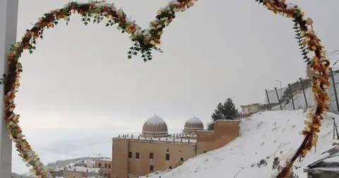 Mardin'de kar yağışı tarihi kenti büyüleyici manzaralara bürüdü