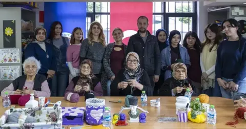 Mersin’de alzheimer hastaları sanatla hayata dokunuyor