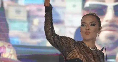Demet Akalın tarzıyla geceye damga vurdu