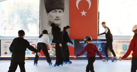 Muğla'da Kent Meydanı'nda buz paten pisti hizmete girdi
