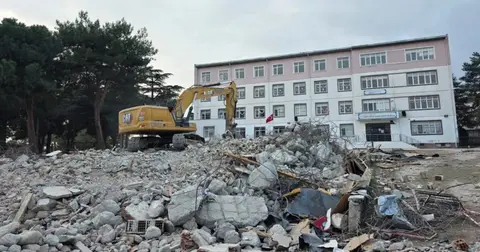 Bursa Hamitler'de 43 yıllık ortaokul yıkıldı... Yerine modern okul geliyor