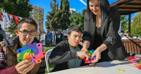 Mersin’de özel gereksinimli bireyler atölyelerde buluştu