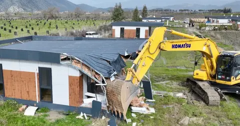 Muğla'da Ortaca Belediyesi kaçak yapılara müdahale etti