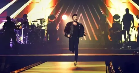 Tarkan özlemi son buldu... Megastar İstanbul'da hayranlarıyla kucaklaştı