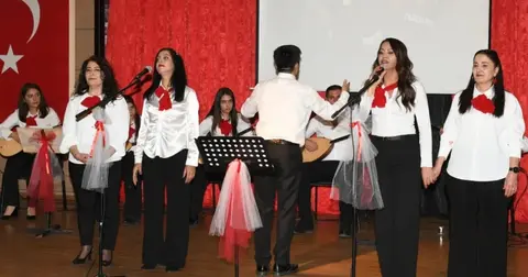 Çiğli'de bağlama kursiyerleri 7 bölgeden türküler söyledi