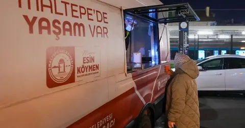 İstanbul Maltepe'de vatandaşlara sıcak çorba ikramı