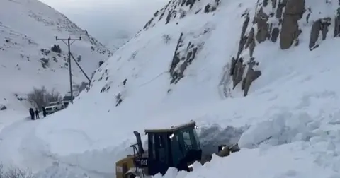Van'da çığla kapalı yolda belediye ekipleri iki hastayı ambulansla ulaştırdı