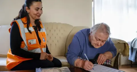Antalya’da otobüste unutulan cüzdan sahibine teslim edildi