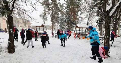 Gaziantep'te kar yağışı sonrası çocuklara atkı, bere ve oyuncak dağıtıldı