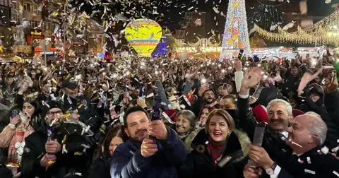 İzmitliler 2026’ya Belsa Meydanı'nda ‘merhaba’ dedi