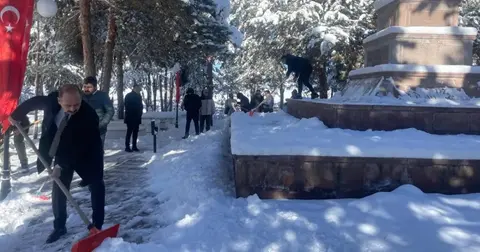 Erzurum'da şehitlikte duyarlılık örneği... Kürekleri alıp kar temizlediler