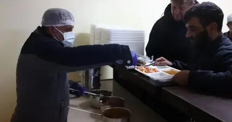 Antalya'da soğuktan korunma için BİMEKAN'a yüzlerce evsiz barınıyor