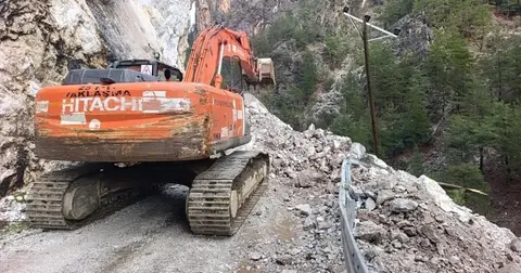 Alanya'da heyelan sonrası yol açma çalışmaları sürüyor