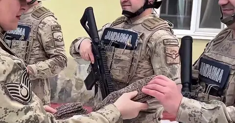 Bulgaristan’daki 77 Yaşlı Nine’den Hakkari’ye 30 Çift Çetik Hediyesi