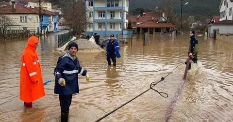 Alanya'da şiddetli yağış sonrası yollar açıldı, heyelan temizlendi