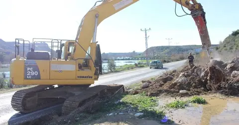 Antalya Büyükşehir Belediyesi ekiplerinden yol mesaisi
