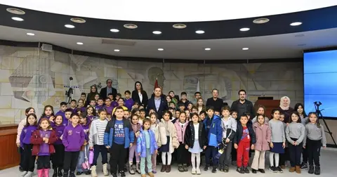 Balıkesir Büyükşehir Belediye Başkanı Ahmet Akın öğrencileri meclis salonunda ağırladı