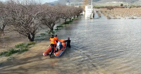 İzmir'de 50 yılda bir görülen meteorolojik tablo... Neden deniz yükseldi?