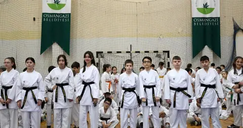 Bursa Osmangazi’de 300 karateci kuşak sevinci yaşadı