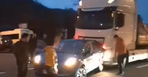 Düzce’de otomobile tır arkadan çarptı!