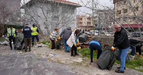 İstanbul Maltepe’de gönüllülerle birlikte bayram temizliği