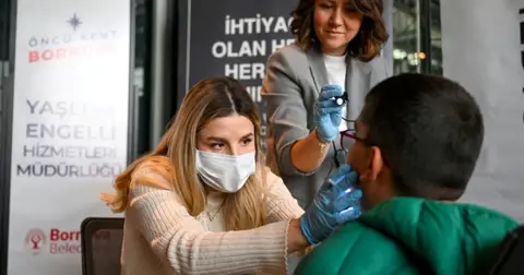İzmir Bornova’da işitme engelli öğrencilere diş taraması