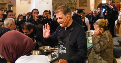İzmir'de Başkan Tugay önlüğü giyip, mutfağa girdi... Yemekler Başkan Tugay'dan