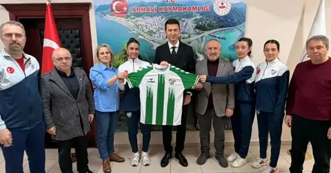 Artvinspor Kadın Voleybol Takımı’ndan Arhavi Kaymakamı Çimşir'e ziyaret