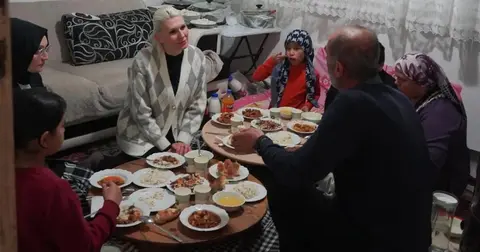 Bilecik Belediye Başkanı Melek Mızrak Subaşı, Pazaryeri'de aileyle iftar açtı