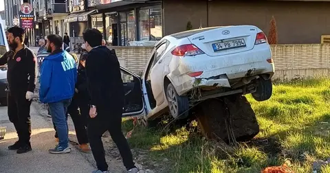 Düzce’de kontrolden çıkan otomobil kayaya çarptı: 2 yaralı!