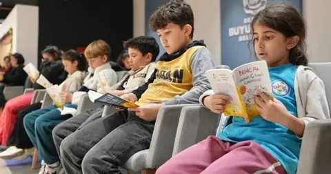 Denizli Büyükşehir Belediyesi 23 Nisan Bayramında Çocuk Okuma Şöleni Düzenledi