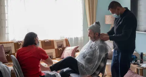 Milas Belediyesi engelli ve yaşlılara ücretsiz evde kuaförlük hizmeti sunuyor