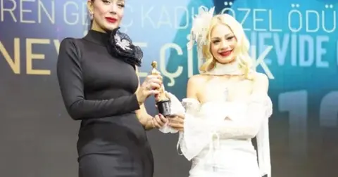 Raffles'ta yıldızlar geçidi: Nevide Çiçek'e 'İlham' Ödülü!