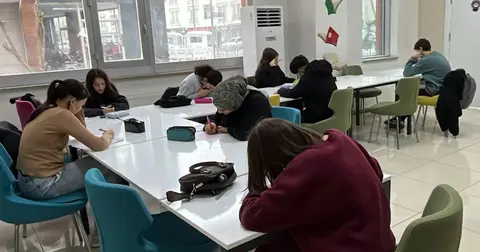 İzmit Belediyesi Çınar Akademi Mahalle Etütleri 7-8. Sınıf Öğrencileri İçin Başladı