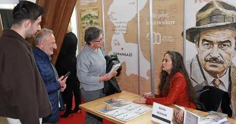 Nilüfer Açıkalın Bursa'da Osmangazi standında okurlarıyla buluştu