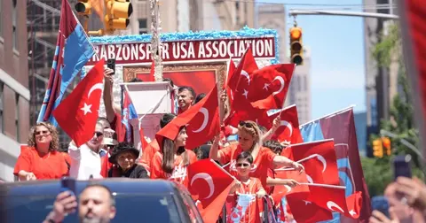 New York’ta Türk bayraklarıyla coşkulu yürüyüş... Binlerce kişi Manhattan’ta buluştu