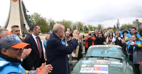 Cumhurbaşkanı Erdoğan, ralli kafilesini Külliye’den uğurladı