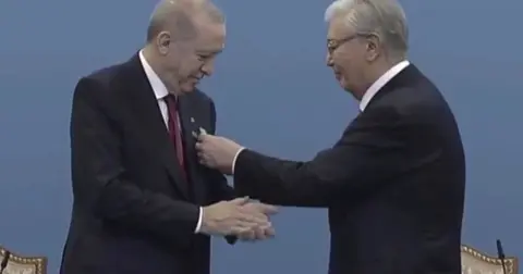 Erdoğan, Astana'da Tokayev ile buluştu ve Hoca Ahmet Yesevi Nişanı aldı