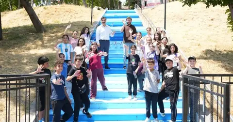 TOKİ Ortaokulu öğrencileri Babasultan Parkı merdivenlerini boyadı