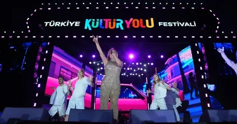 Bursa Kültür Yolu Festivali Demet Akalın konseriyle başladı