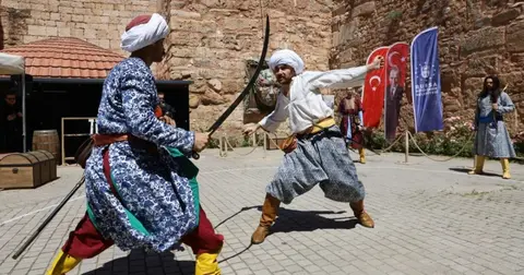 Bursa Zindankapı'da Türk kılıçları çekildi