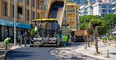İzmir Narlıdere'de asfalt mesaisi hız kesmiyor