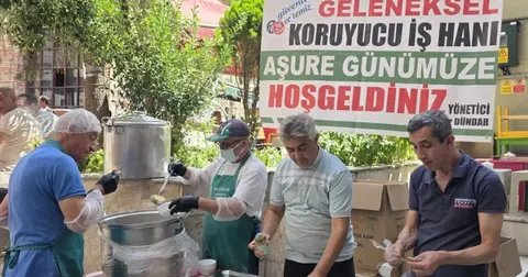 Bursa'da tarihi Koruyucu İşhanı'nda dev aşure buluşması