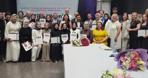 Bursa'da geleceğin moda tasarımcıları sertifikalandı